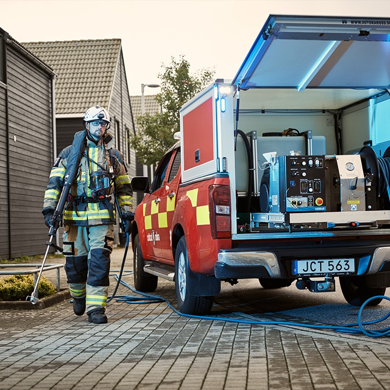 Cold cut cobra extinguisher hooked up to fire fighting truck