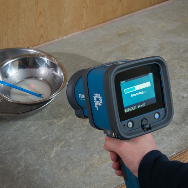 Pendar X10 Handheld Raman Spectrometer scanning liquid